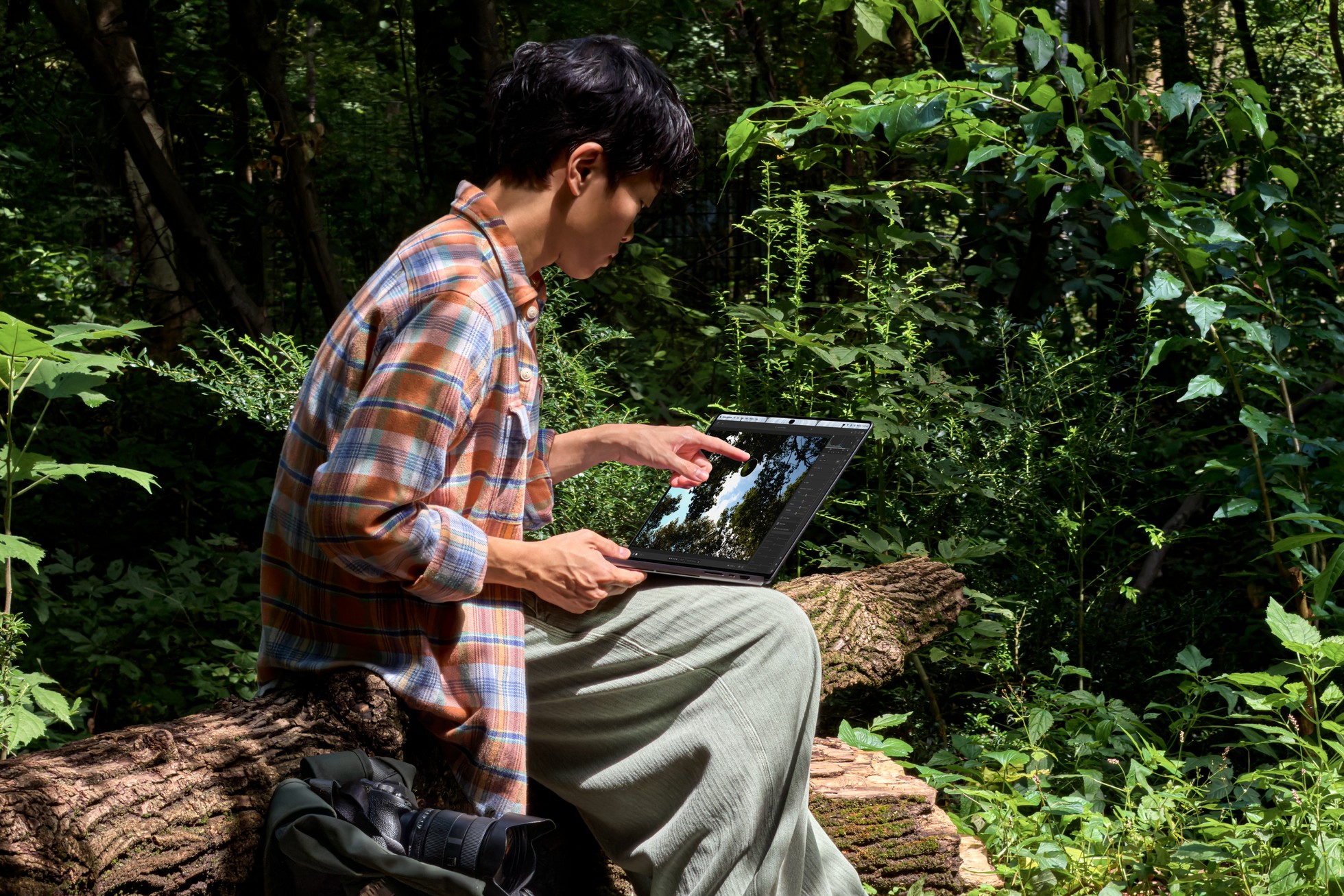 Una persona usa un MacBook Pro con PROLED XDR al aire libre, con mucha luz