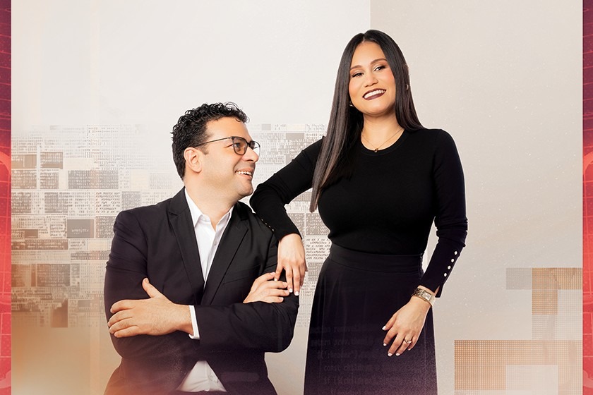 José Antonio Schmucke y María Elena Machado posan juntos en la imagen de su entrevista en BTC Techno Magazine