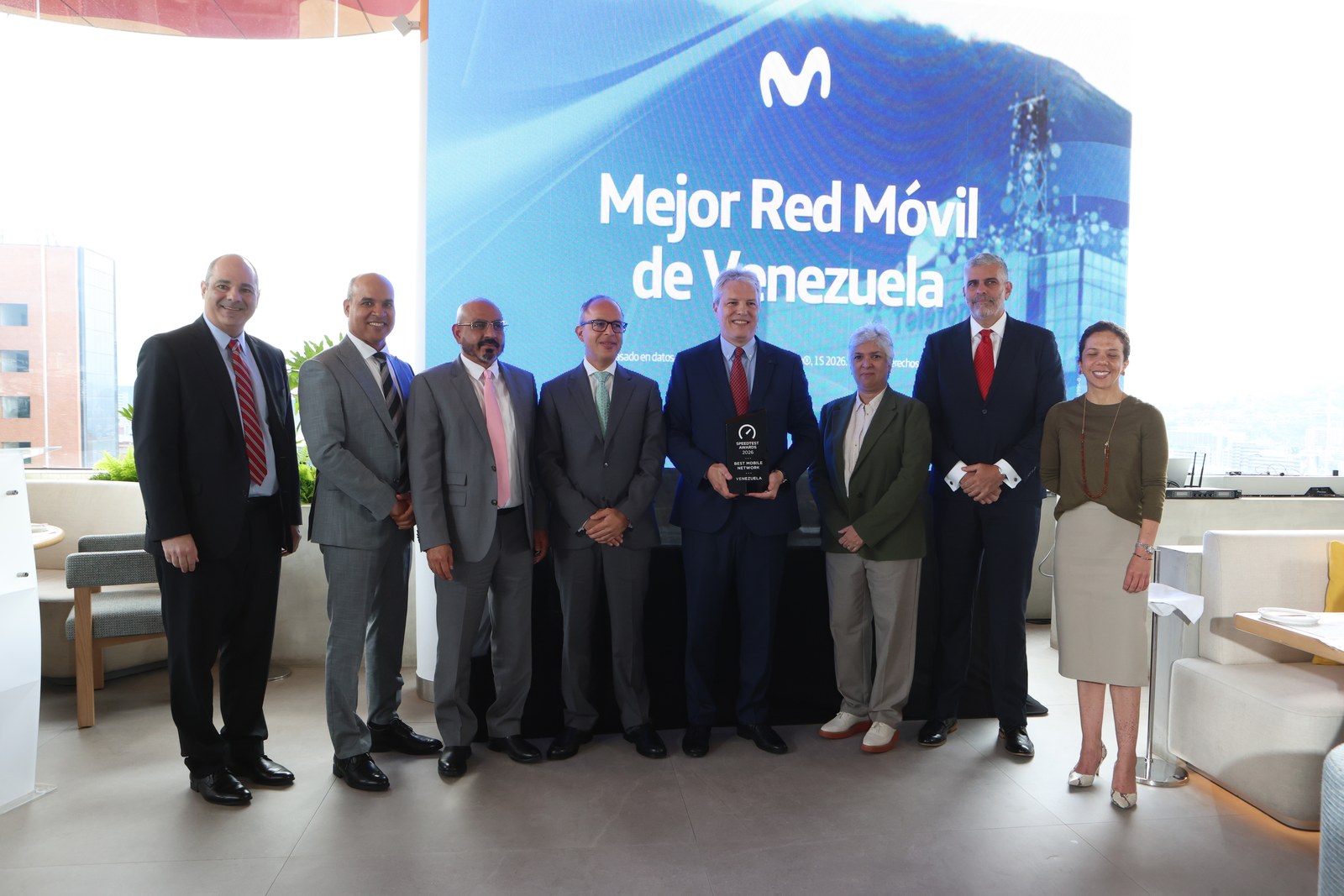 Directivos de Ookla y Movistar posan frente a un letrero de Mejor Red Móvil de Venezuela